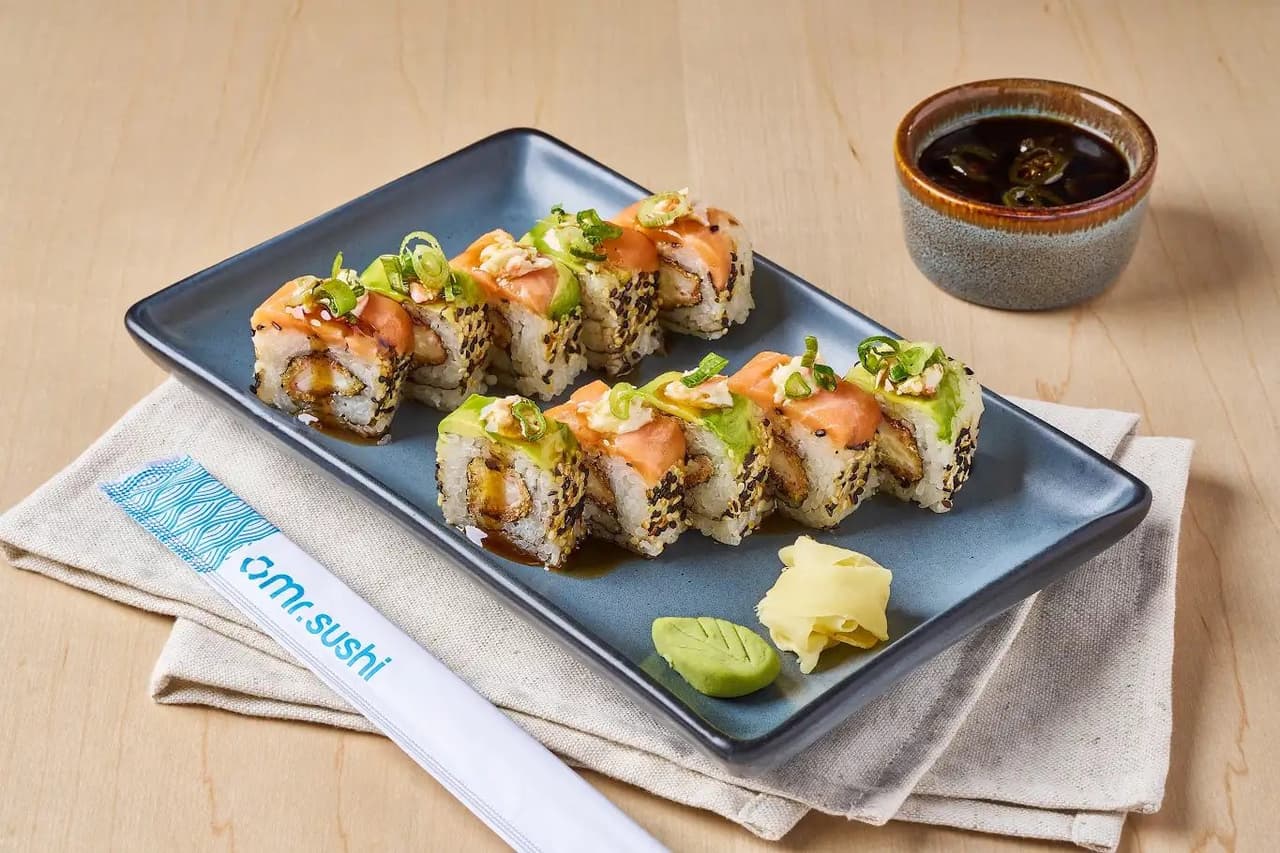 Sushi Tsunami - Salmón, Aguacate, Cangrejo y Tampico