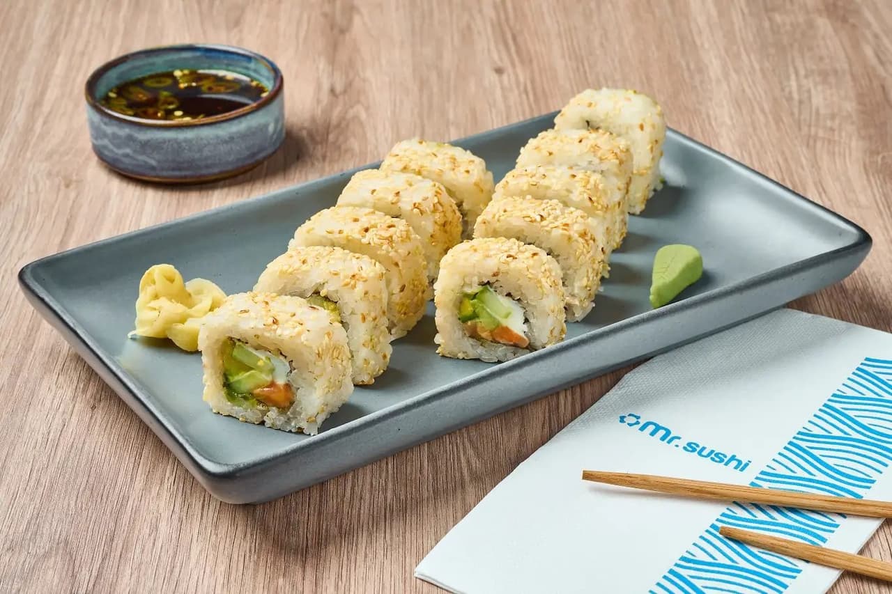 Sushi California Maki Salmón - Salmón Fresco con Ajonjolí