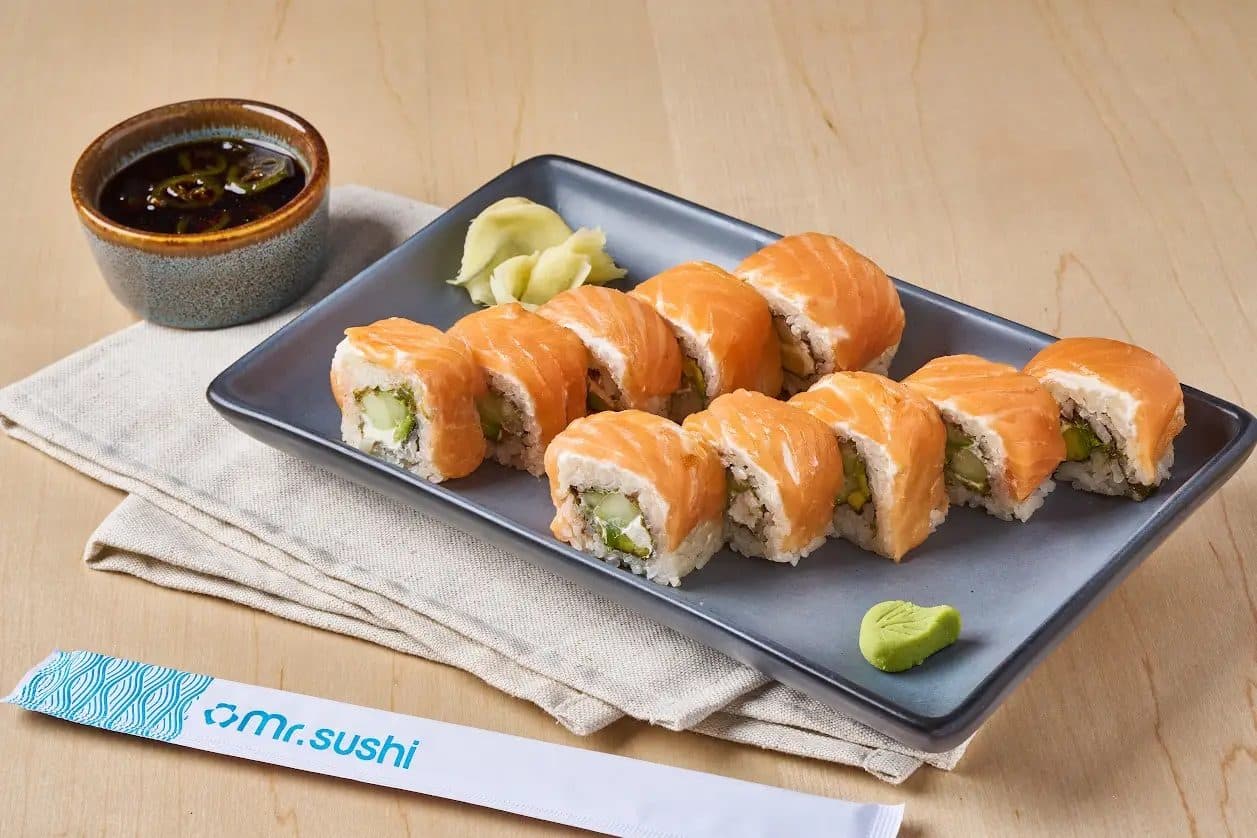 Sushi Mr. Keko - Salmón, Queso Crema, Aguacate y Pepino
